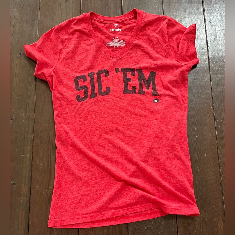 Women’s medium Fanatics University of Georgia UGA Bulldogs vneck tee tshirt